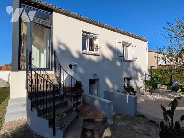 EXCLUSIVITE - LES HERBIERS - Maison sur sous-sol parfaitement entretenue de 102 m² habitable si...