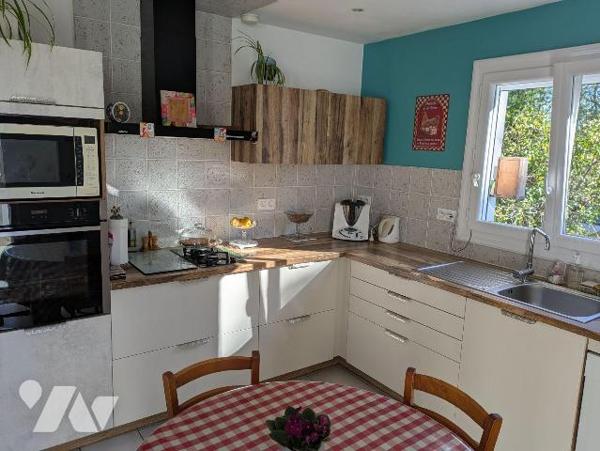 EXCLUSIVITE - LES HERBIERS - Maison sur sous-sol parfaitement entretenue de 102 m² habitable si...