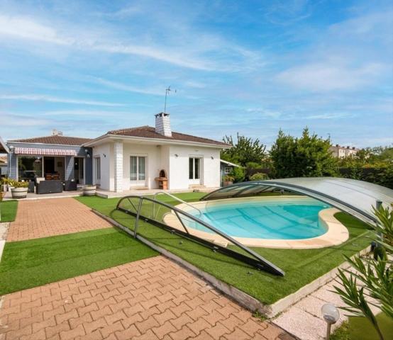 Coup de coeur à Rochefort ! Superbe maison avec piscine et extension contemporaine.