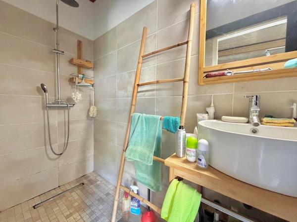 À VENDRE – VILLA T5/6 À RÉNOVER DE 181,60 m² – À 200 M DE LA PLAGE – L’HERMITAGE LES BAINS 97434