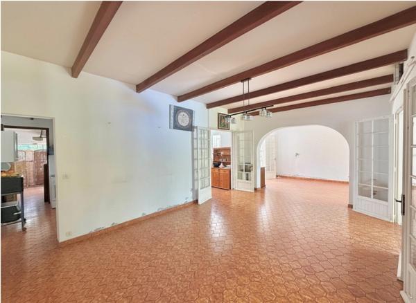 À VENDRE – VILLA T5/6 À RÉNOVER DE 181,60 m² – À 200 M DE LA PLAGE – L’HERMITAGE LES BAINS 97434