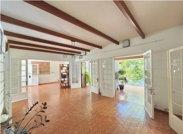 À VENDRE – VILLA T5/6 À RÉNOVER DE 181,60 m² – À 200 M DE LA PLAGE – L’HERMITAGE LES BAINS 97434