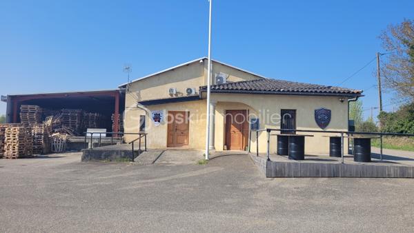 EXCLUSIVITE
A Beaumont-de-Lomagne, dans les axes Toulouse, Montauban et Auch, vaste entrepôt d environ 2000 m2 composé de 5 locaux professionnels actuellement tous loués.
Surface terrain environ 3100 m2, quai de chargement
OPPORTUNITE A SAISIR