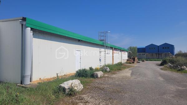 EXCLUSIVITE
A Beaumont-de-Lomagne, dans les axes Toulouse, Montauban et Auch, vaste entrepôt d environ 2000 m2 composé de 5 locaux professionnels actuellement tous loués.
Surface terrain environ 3100 m2, quai de chargement
OPPORTUNITE A SAISIR