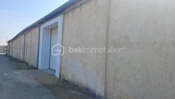 EXCLUSIVITE
A Beaumont-de-Lomagne, dans les axes Toulouse, Montauban et Auch, vaste entrepôt d environ 2000 m2 composé de 5 locaux professionnels actuellement tous loués.
Surface terrain environ 3100 m2, quai de chargement
OPPORTUNITE A SAISIR