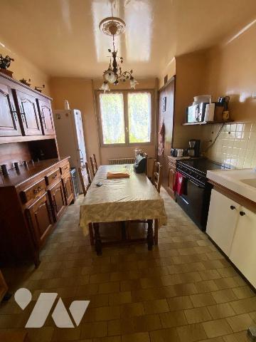 Commune D'AMILLY, 10mn CHARTRES
Pavillon sur sous-sol comprenant :
Hall d'entrée, salon - sal...