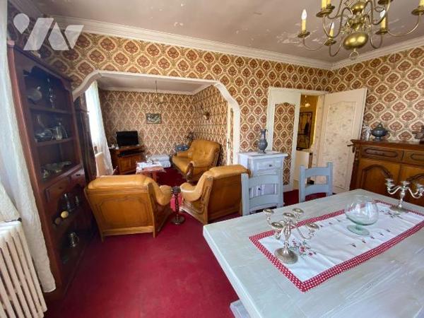 Commune D'AMILLY, 10mn CHARTRES
Pavillon sur sous-sol comprenant :
Hall d'entrée, salon - sal...