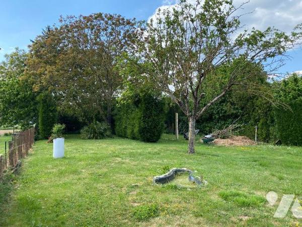 Commune D'AMILLY, 10mn CHARTRES
Pavillon sur sous-sol comprenant :
Hall d'entrée, salon - sal...