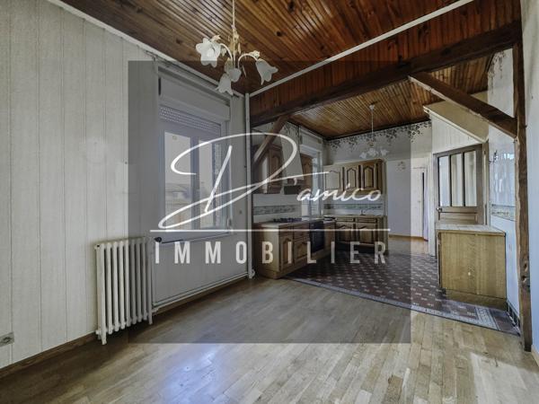 Maison semi-individuelle à escaudœuvres avec double accès, grands volumes et fort potentiel