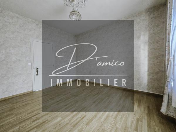 Maison semi-individuelle à escaudœuvres avec double accès, grands volumes et fort potentiel