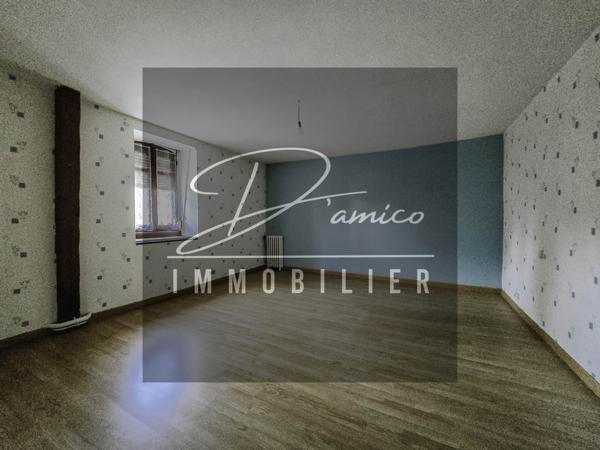 Maison semi-individuelle à escaudœuvres avec double accès, grands volumes et fort potentiel