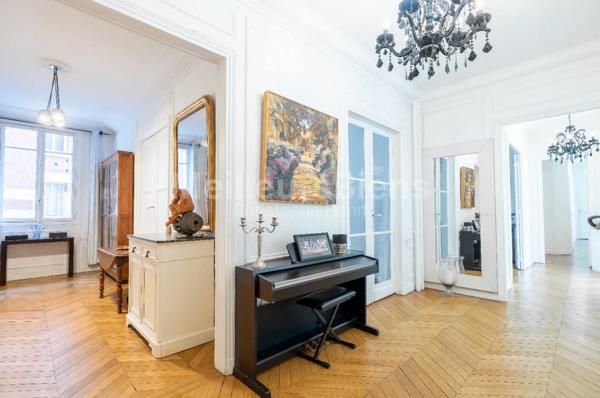 Appartement familial bourgeois,  Parquet, Moulures Cheminée,  à 5 minute de la porte d'Auteuil
