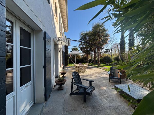 Maison d'exception à Écully, havre de paix au coeur du centre-ville