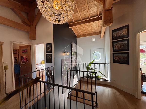 Maison d'exception à Écully, havre de paix au coeur du centre-ville