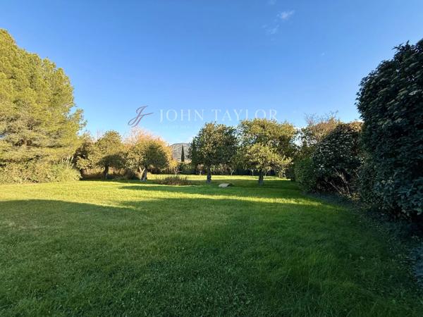 Terrain constructible de 1850 m2 au pied du Luberon