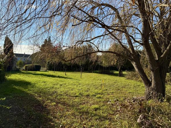 Terrain constructible de 1850 m2 au pied du Luberon