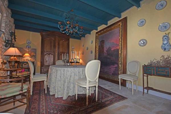 - Une propriété insoupçonnée en coeur de village !