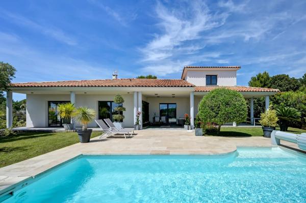 Villa Contemporaine à Vendre à Ventabren – Vue Dégagée, Maison d’Amis, Piscine et Jardin Paysager