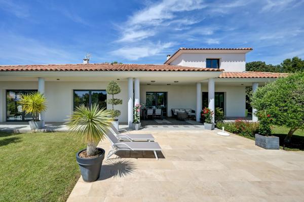 Villa Contemporaine à Vendre à Ventabren – Vue Dégagée, Maison d’Amis, Piscine et Jardin Paysager