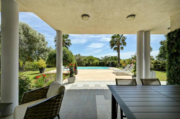 Villa Contemporaine à Vendre à Ventabren – Vue Dégagée, Maison d’Amis, Piscine et Jardin Paysager