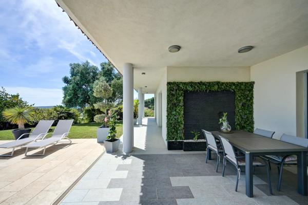 Villa Contemporaine à Vendre à Ventabren – Vue Dégagée, Maison d’Amis, Piscine et Jardin Paysager