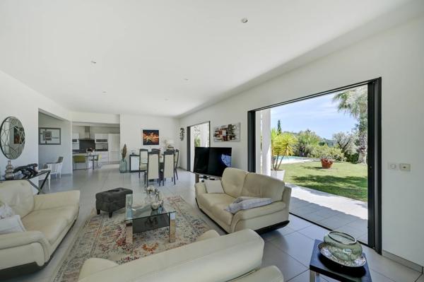 Villa Contemporaine à Vendre à Ventabren – Vue Dégagée, Maison d’Amis, Piscine et Jardin Paysager