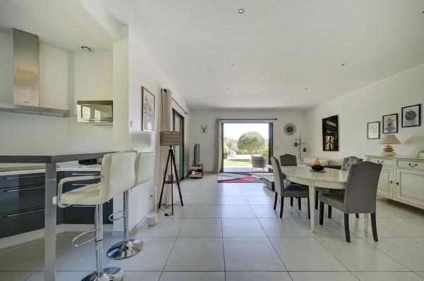 Villa Contemporaine à Vendre à Ventabren – Vue Dégagée, Maison d’Amis, Piscine et Jardin Paysager