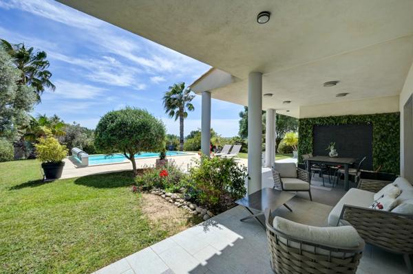 Villa Contemporaine à Vendre à Ventabren – Vue Dégagée, Maison d’Amis, Piscine et Jardin Paysager