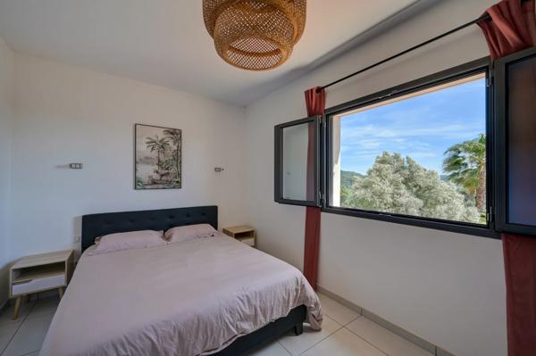 Villa Contemporaine à Vendre à Ventabren – Vue Dégagée, Maison d’Amis, Piscine et Jardin Paysager