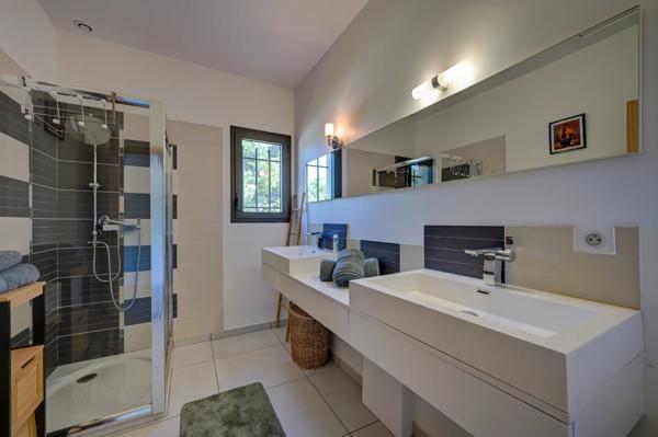 Villa Contemporaine à Vendre à Ventabren – Vue Dégagée, Maison d’Amis, Piscine et Jardin Paysager