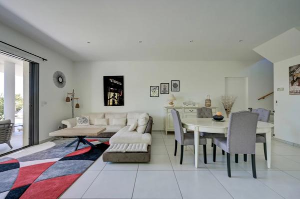 Villa Contemporaine à Vendre à Ventabren – Vue Dégagée, Maison d’Amis, Piscine et Jardin Paysager