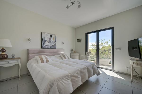 Villa Contemporaine à Vendre à Ventabren – Vue Dégagée, Maison d’Amis, Piscine et Jardin Paysager