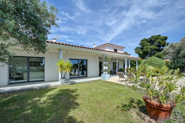 Villa Contemporaine à Vendre à Ventabren – Vue Dégagée, Maison d’Amis, Piscine et Jardin Paysager