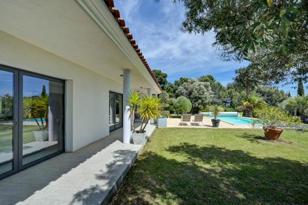 Villa Contemporaine à Vendre à Ventabren – Vue Dégagée, Maison d’Amis, Piscine et Jardin Paysager