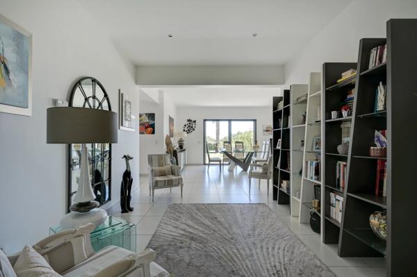 Villa Contemporaine à Vendre à Ventabren – Vue Dégagée, Maison d’Amis, Piscine et Jardin Paysager
