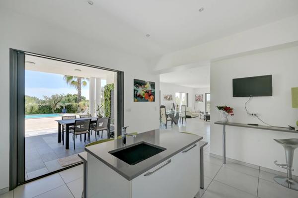 Villa Contemporaine à Vendre à Ventabren – Vue Dégagée, Maison d’Amis, Piscine et Jardin Paysager