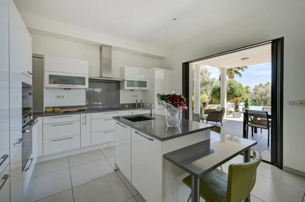 Villa Contemporaine à Vendre à Ventabren – Vue Dégagée, Maison d’Amis, Piscine et Jardin Paysager