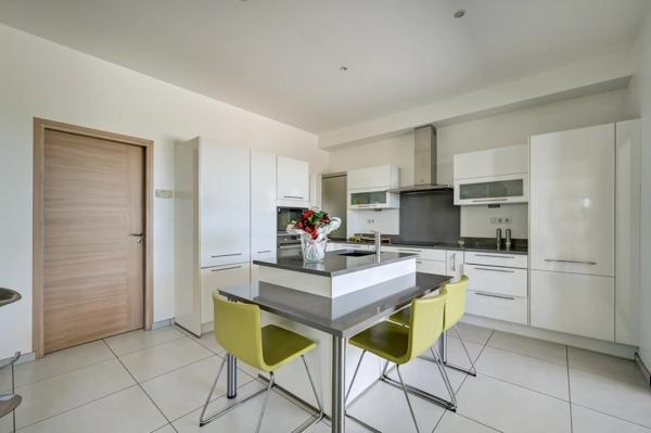 Villa Contemporaine à Vendre à Ventabren – Vue Dégagée, Maison d’Amis, Piscine et Jardin Paysager