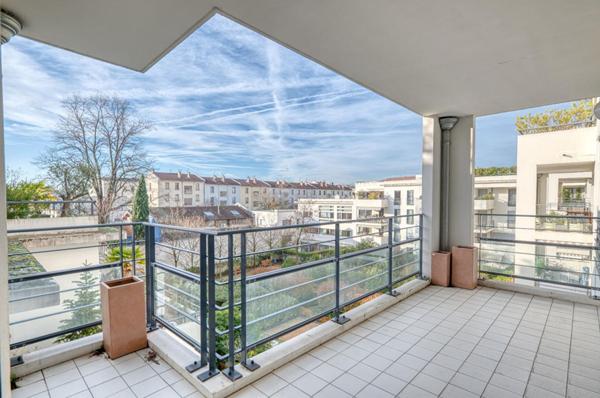 Appartement Lyon 3 pièce(s) 79.55 m2 avec balcons et cave