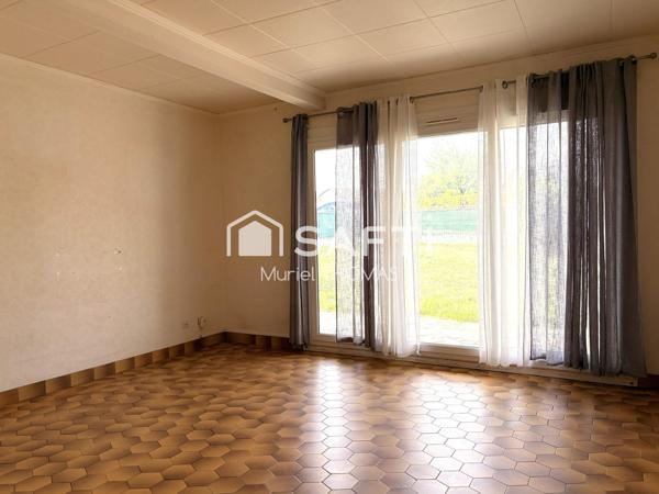 Maison de plain-pied avec 3 chambres et garage sur terrain de 520 m²