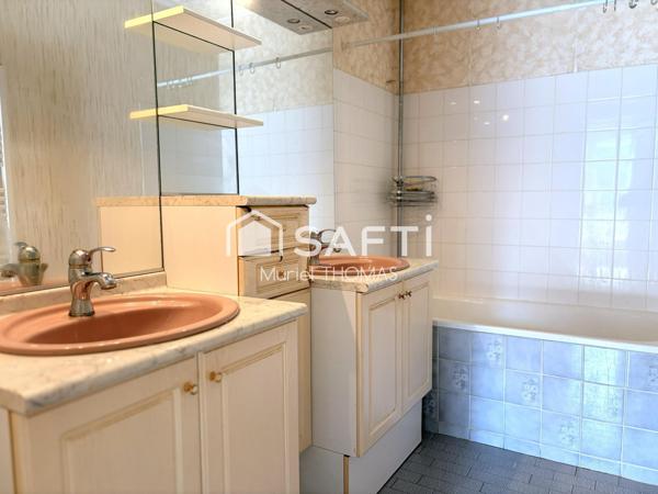 Maison de plain-pied avec 3 chambres et garage sur terrain de 520 m²