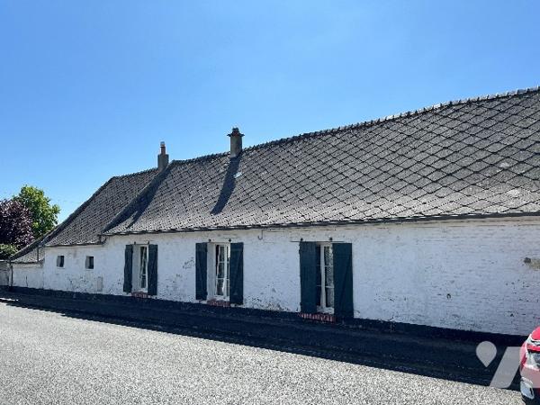 Maison d'habitation comprenant : séjour, salon, 2 chambres, cuisine, salle de bains, jardin, garage.