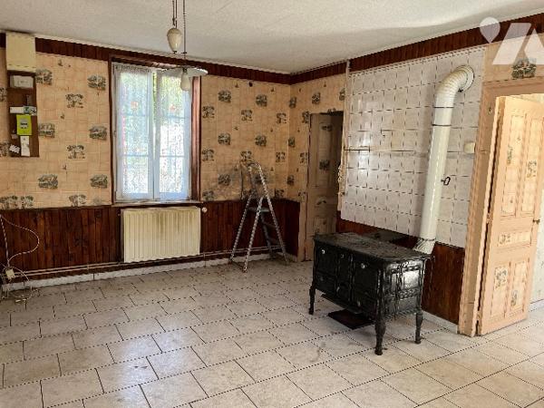 Maison d'habitation comprenant : séjour, salon, 2 chambres, cuisine, salle de bains, jardin, garage.