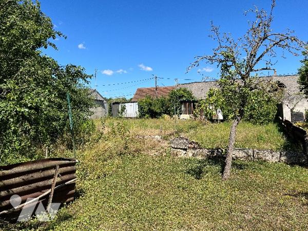Maison d'habitation comprenant : séjour, salon, 2 chambres, cuisine, salle de bains, jardin, garage.