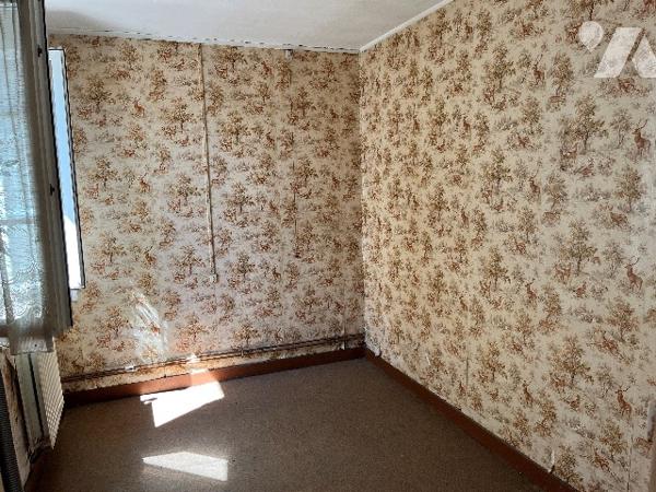 Maison d'habitation comprenant : séjour, salon, 2 chambres, cuisine, salle de bains, jardin, garage.