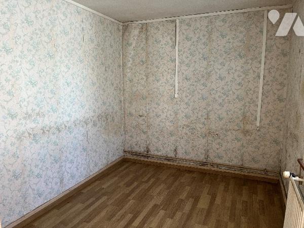 Maison d'habitation comprenant : séjour, salon, 2 chambres, cuisine, salle de bains, jardin, garage.