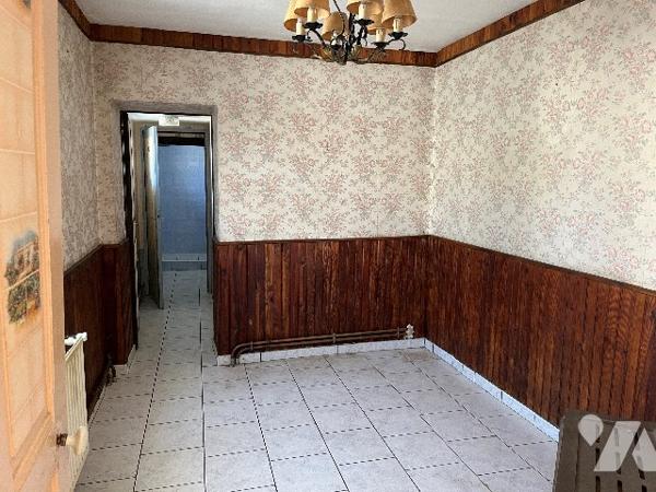 Maison d'habitation comprenant : séjour, salon, 2 chambres, cuisine, salle de bains, jardin, garage.