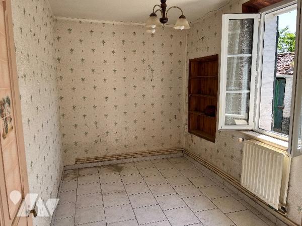 Maison d'habitation comprenant : séjour, salon, 2 chambres, cuisine, salle de bains, jardin, garage.