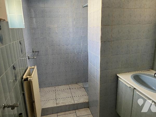 Maison d'habitation comprenant : séjour, salon, 2 chambres, cuisine, salle de bains, jardin, garage.