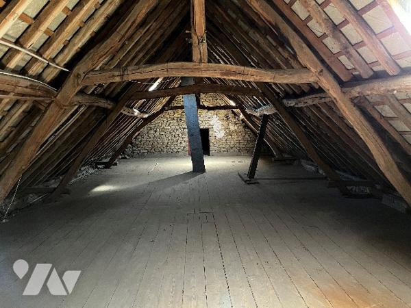 Maison d'habitation comprenant : séjour, salon, 2 chambres, cuisine, salle de bains, jardin, garage.